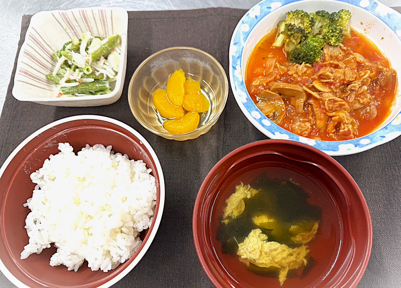 ポークチャップ / いんげんカニカマ和え /フルーツ