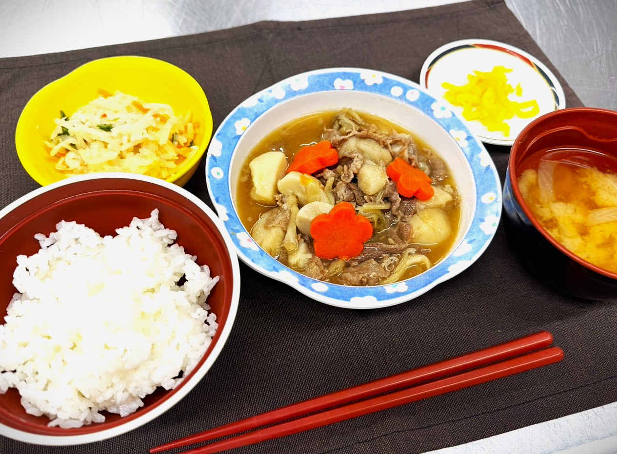 牛里芋煮 / 大根サラダ / 漬け物